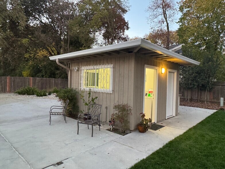 Shared laundry room - 4903 Cowell Blvd