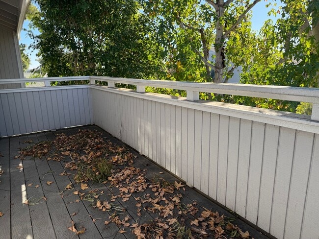 Building Photo - Newport Crest 2 Bedroom Townhouse / Newport Beach