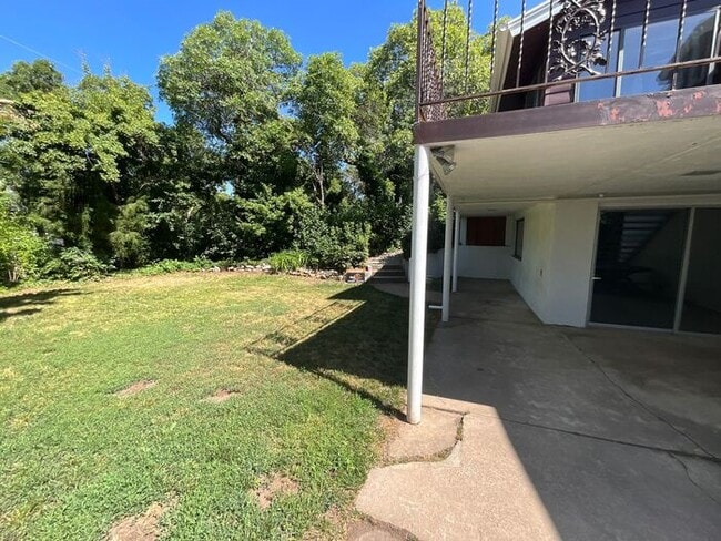 Building Photo - 4 bdrm 3 bth plus a Den/office Home 2 Car ...