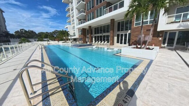 Building Photo - 920 N Osceola Ave