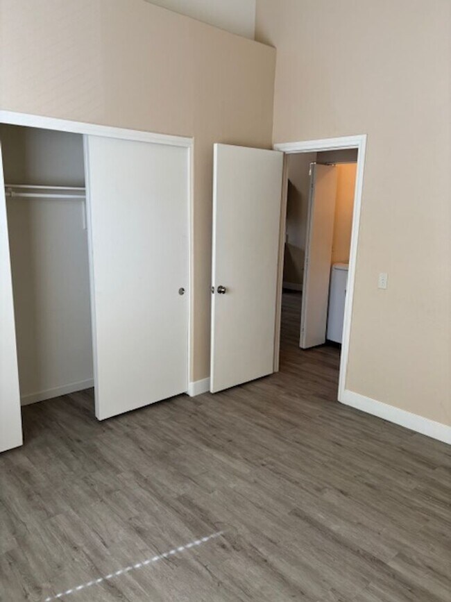 Building Photo - BEAUTIFUL SPACIOUS TOP FLOOR 2 BEDROOM & 2 FULL BATHROOM CONDO IN THE SOUTHWEST