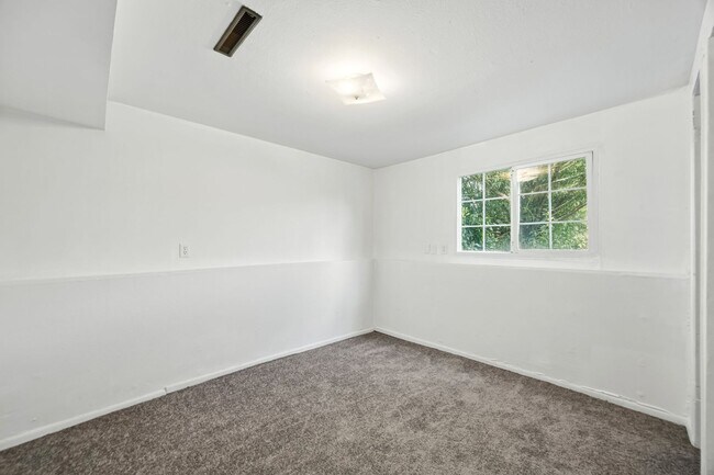 Building Photo - 1551 Chadwick Dr