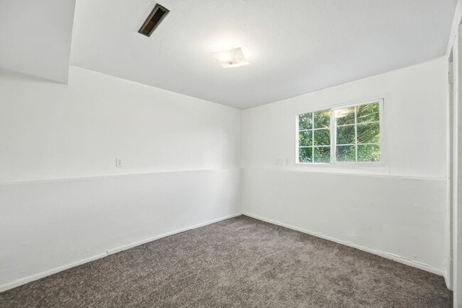 Building Photo - 4 Bedroom, 2 bathroom Located Close to Pikes Peak Community College!