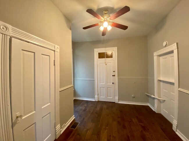 Building Photo - 2/1 Available now in the Downtown area!