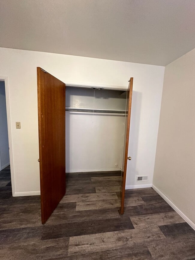 Building Photo - Three bedroom, one bath, downtown Bishop