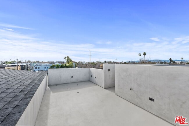 Building Photo - 454 S Venice Blvd