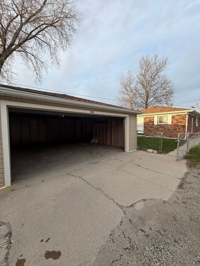 Building Photo - 460 Hoxie Ave
