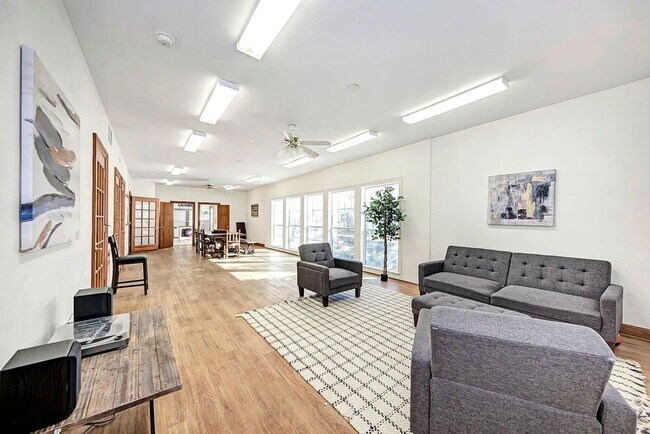 Building Photo - Spacious 14-Bedroom Property Ideal for Groups & Organizations