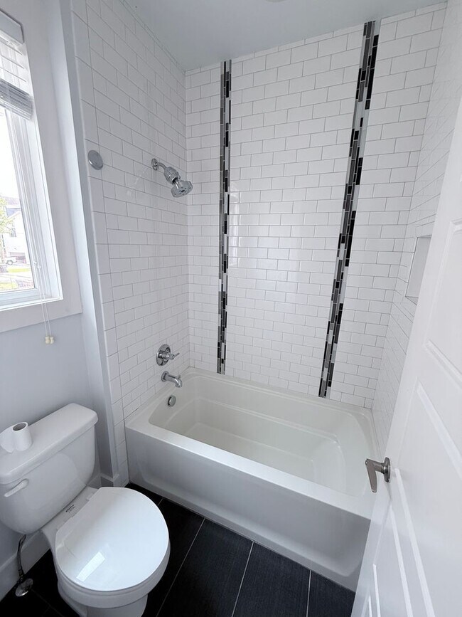 Building Photo - 3 bedroom/2.5 baths
