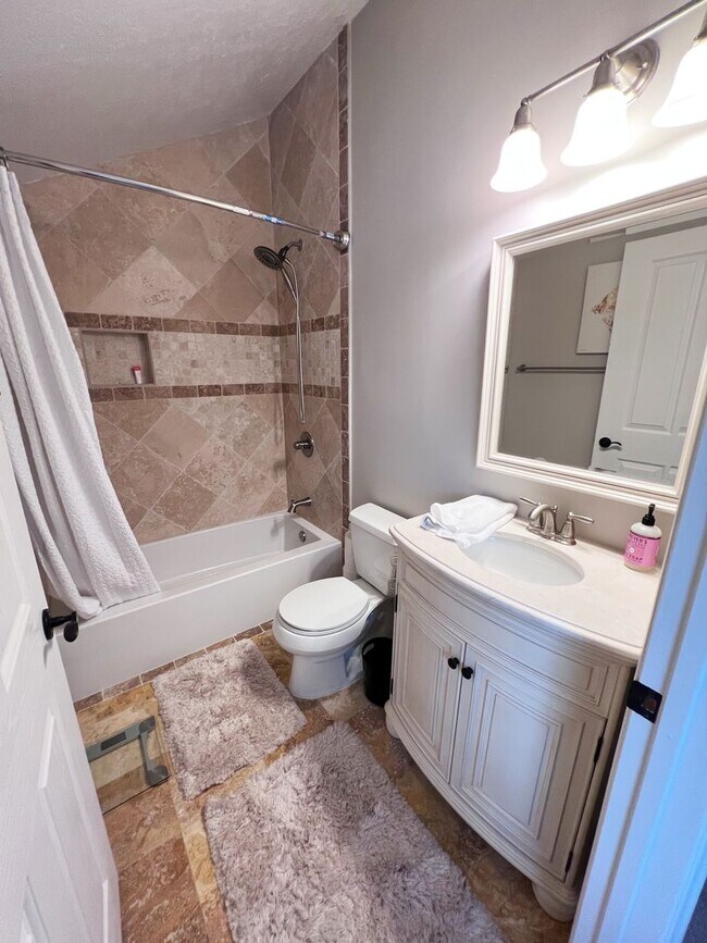 Building Photo - Beautifully Furnished 2 Bed/2.5 Bath Townhome in the Desirable Woodlands of La Jolla