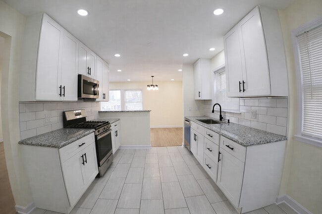 Building Photo - 8017 W Churchill Ave