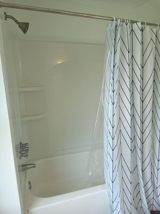 Building Photo - Renovated 2BR, 1 BA SFH