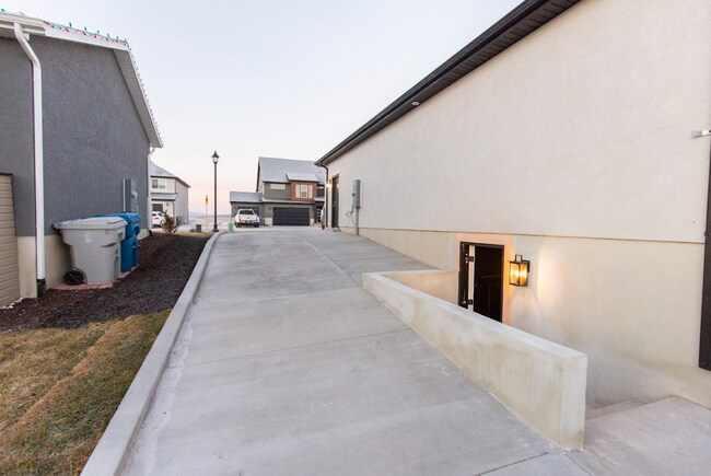 Building Photo - 1062 N Highpass Dr