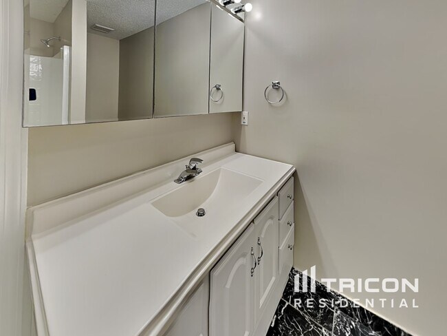 Building Photo - 220 Pepperdine Way