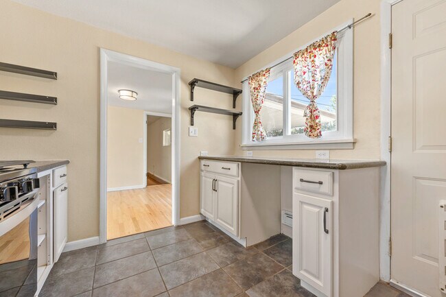 Building Photo - 2140 Robin Dr
