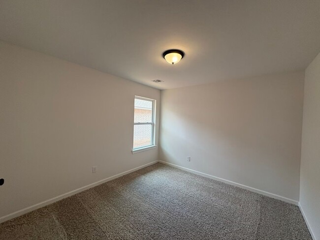 Building Photo - 1st Month Free - New Home!