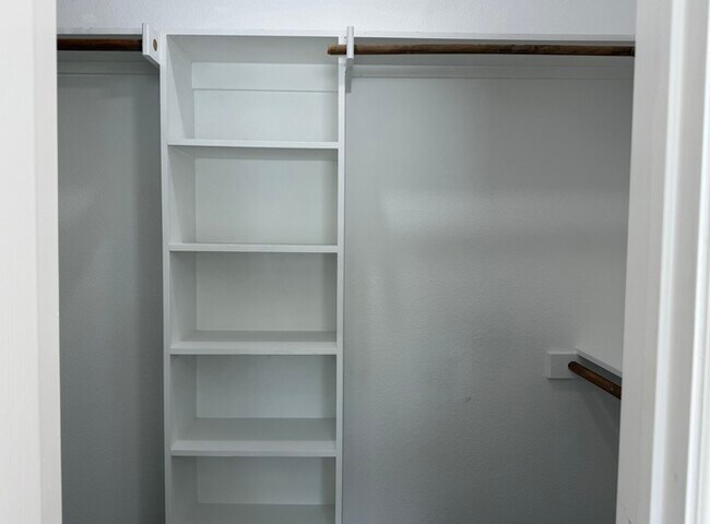 Building Photo - 413 Hilltop Dr