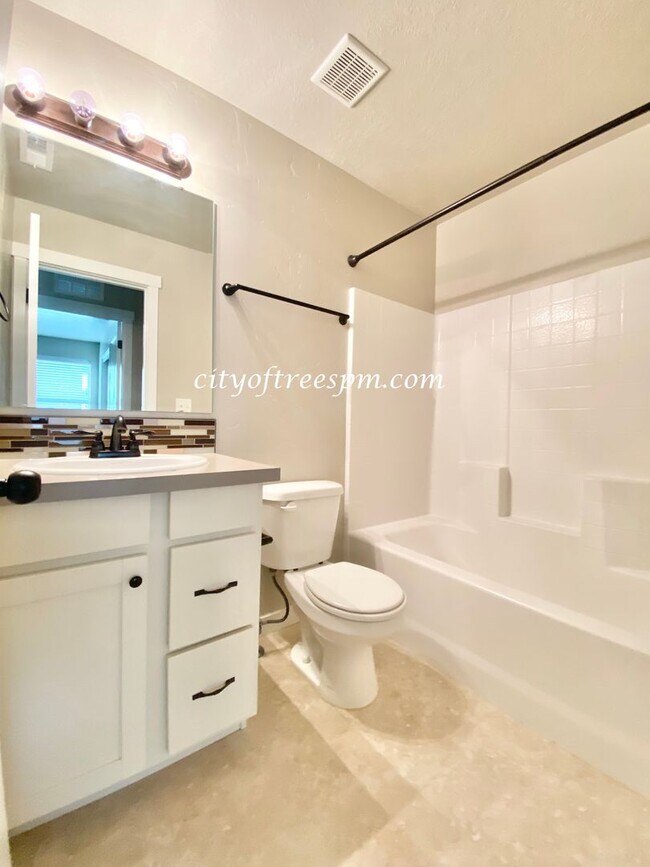 Building Photo - Beautiful Home in Quiet Neighborhood