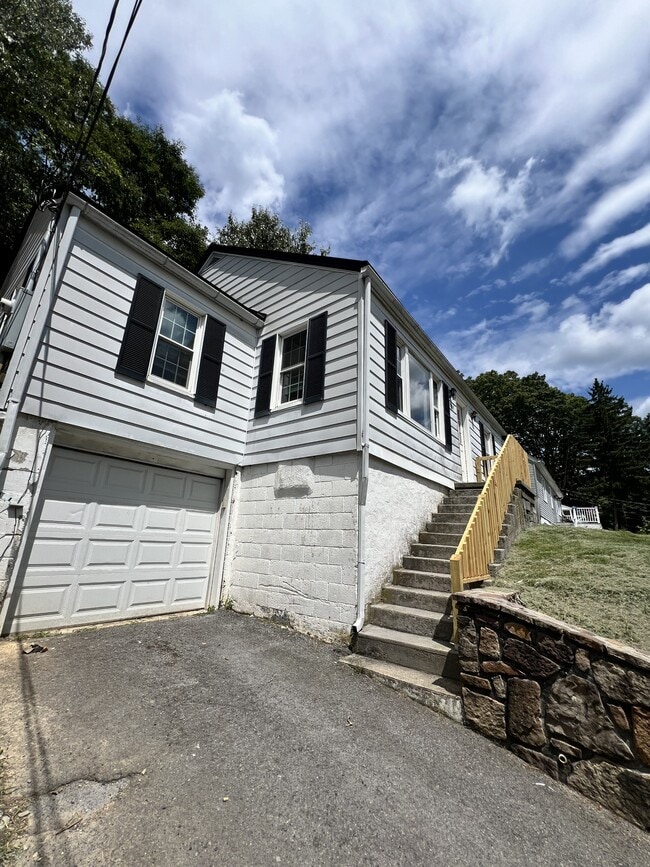 Building Photo - 1219 East Dr