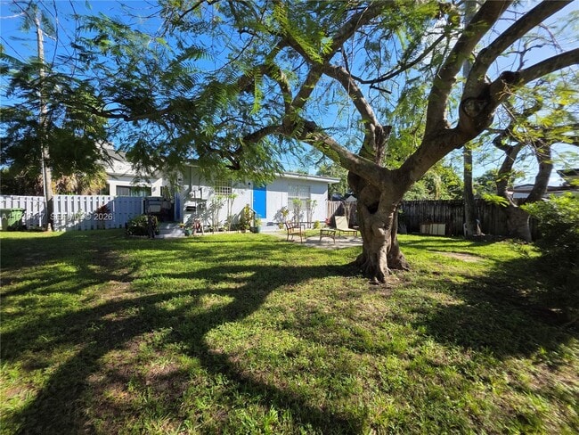 Building Photo - 811 NE 14th Ct