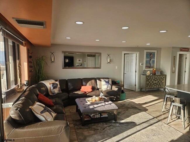 Building Photo - 100 S Berkley Square