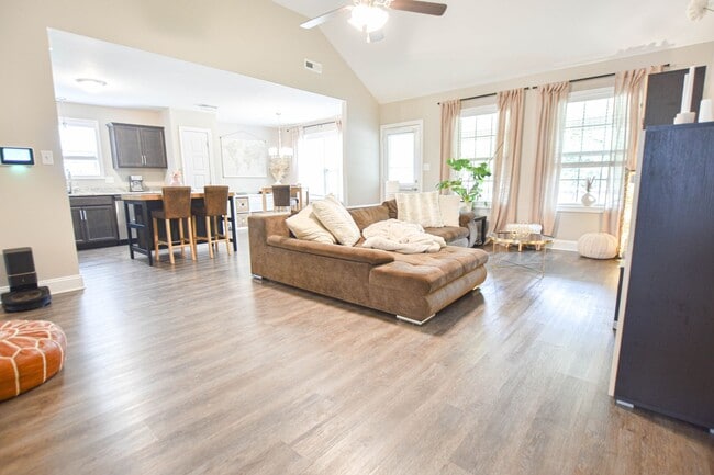 Building Photo - Pet Friendly Three Bedroom!