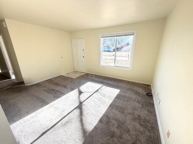 Building Photo - 1621 Clover Ln