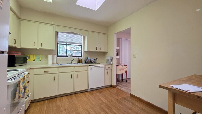 Building Photo - FOR FRENT Home near UF. 3 Bed, 2 bath, 2 c...