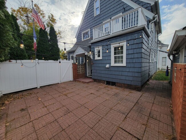 Building Photo - Beautiful Cedar Falls Home