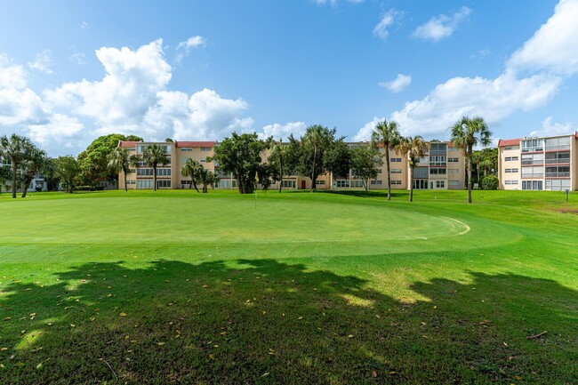 Building Photo - 1010 Country Club Dr