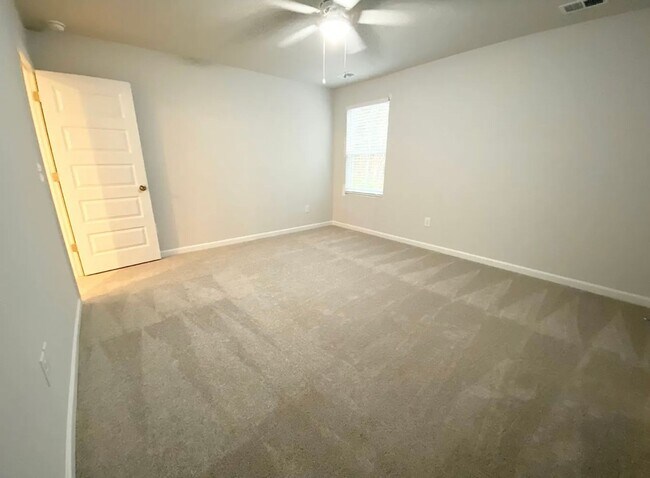 Building Photo - 4 Bed 3 Bath Single Family Home