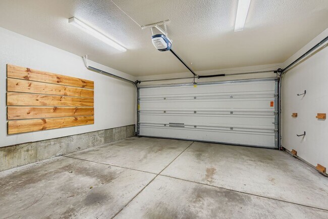 Building Photo - Luxury 3 bed, 3.5 bath Townhome Blocks fro...