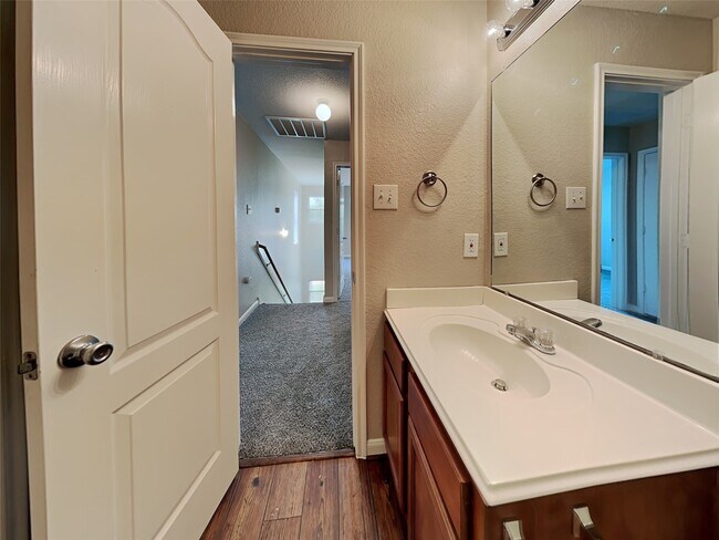 Building Photo - 11338 Log Cabin Ln