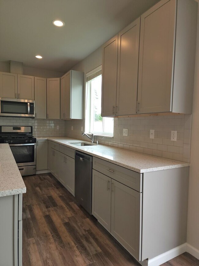 Building Photo - 15717 View Dr Ct SE