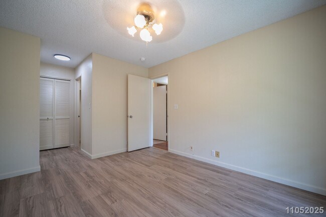 Building Photo - Available Now! 2 BD / 1 BA / 2 Parking sta...