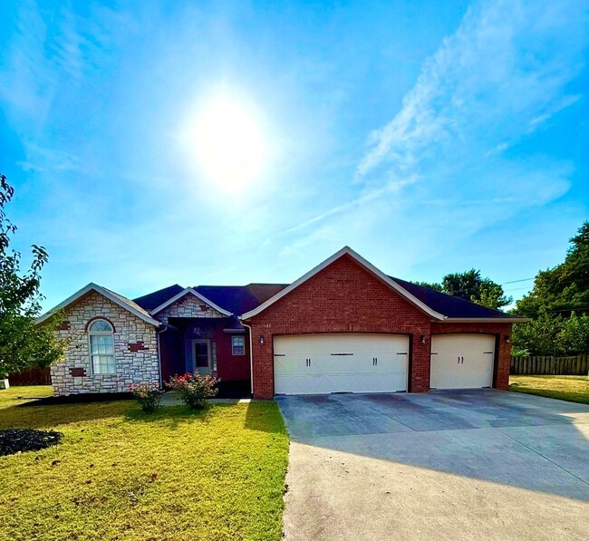 Building Photo - 3 Car Garage, South East Springfield - Caltapa Station Subdivision