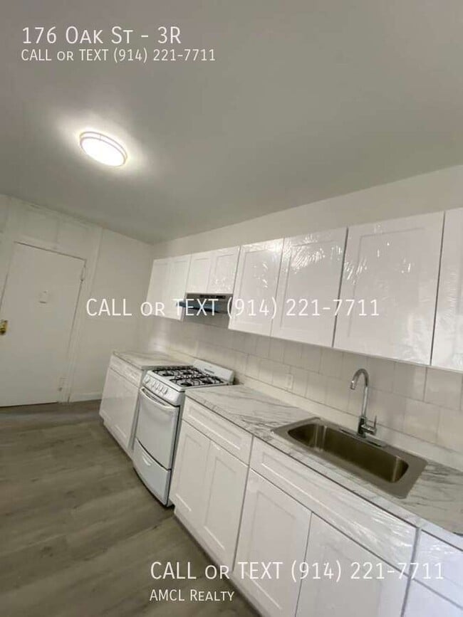 Building Photo - 176 Oak St