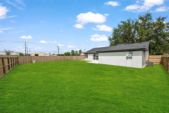 Building Photo - 12831 Nyack Dr
