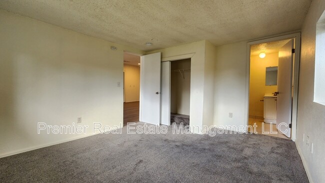 Building Photo - 941 Longs Peak St