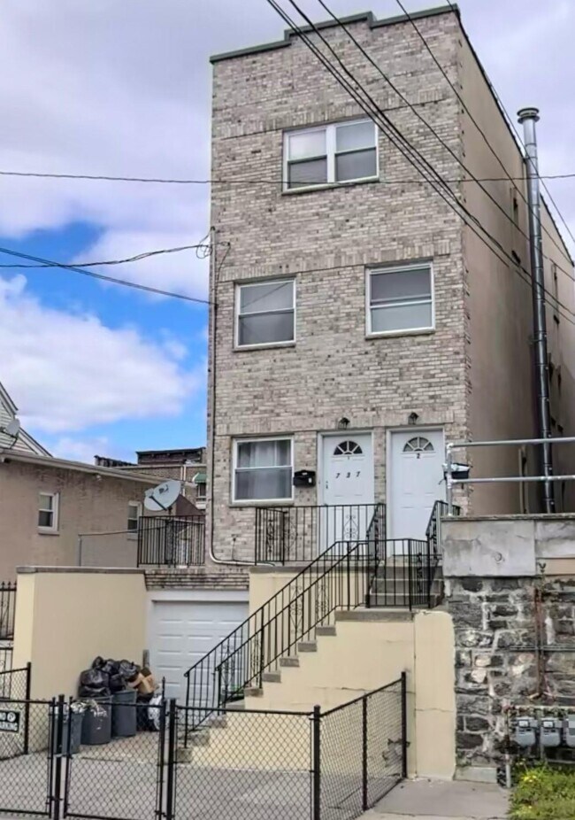 Primary Photo - 737 E 222nd St