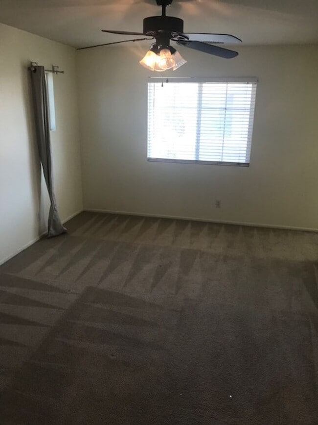 Building Photo - Gated Community!