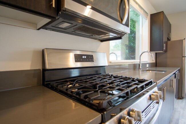 Building Photo - GET $300 + ONE MONTH FREE!! Rare 3 Bed, 2 ...