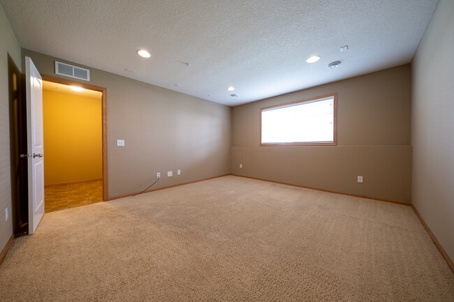 Building Photo - 9585 Madison Dr