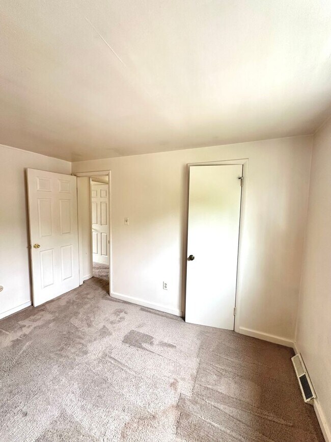 Building Photo - Well-Maintained 2 Bed, 1 Bath Townhome in Munhall - Central AC & Heat, Integral Garage - Availabl...