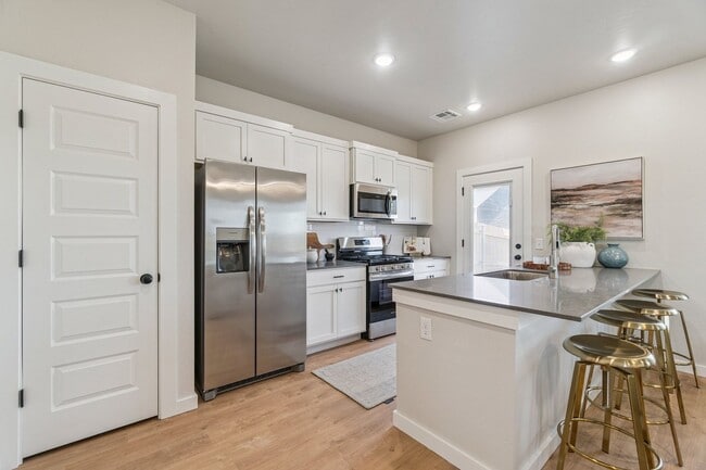 Building Photo - **New tenant incentive! Receive ($1200 CREDIT) applied to 2nd month's rent! Don’t miss your chanc...