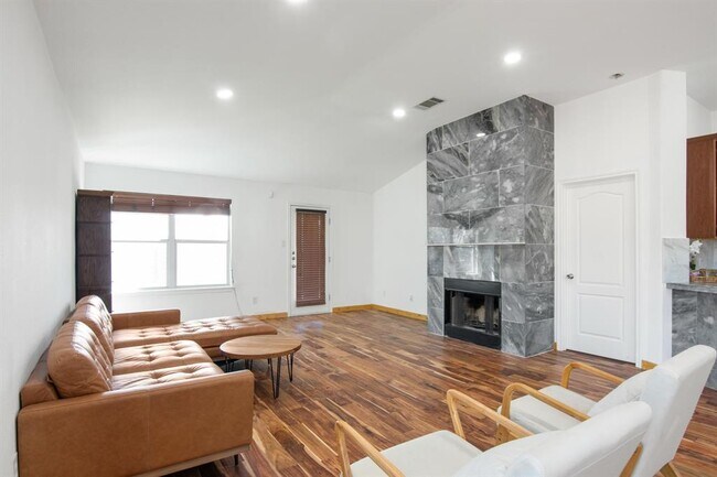 Building Photo - 702 Bent Wood Pl