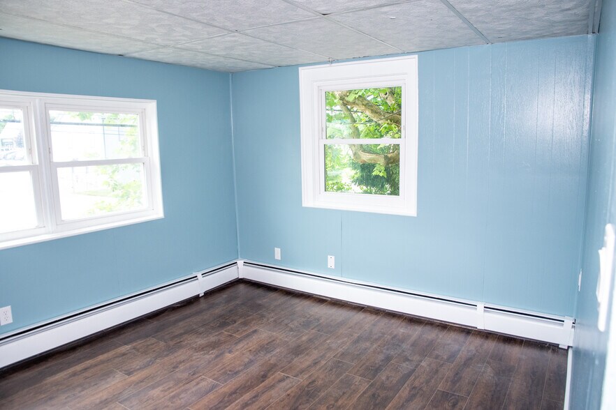 Smaller Bedroom - 1024 W Trindle Rd