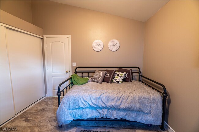 Building Photo - 131 E Tamarack Dr