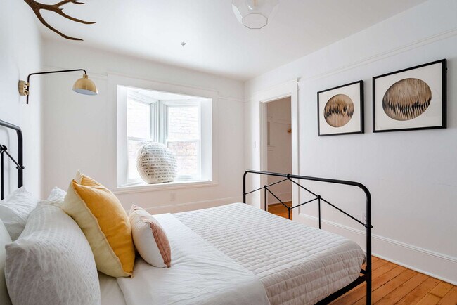 Building Photo - 18 NW 22nd Pl