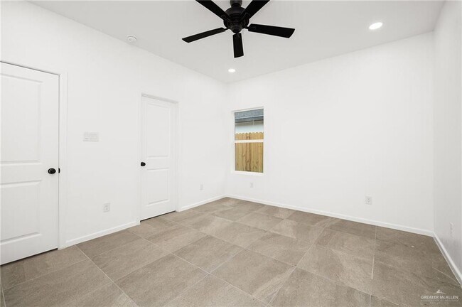 Building Photo - 16 S Links Dr